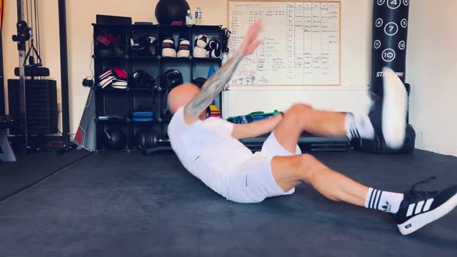 Alternating cross-body V-up