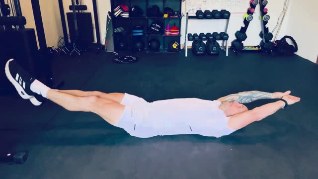 Hollow body flutter kicks