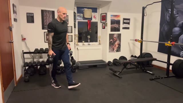 Kettlebell farmer's walk