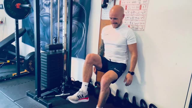 Single-leg wall sit