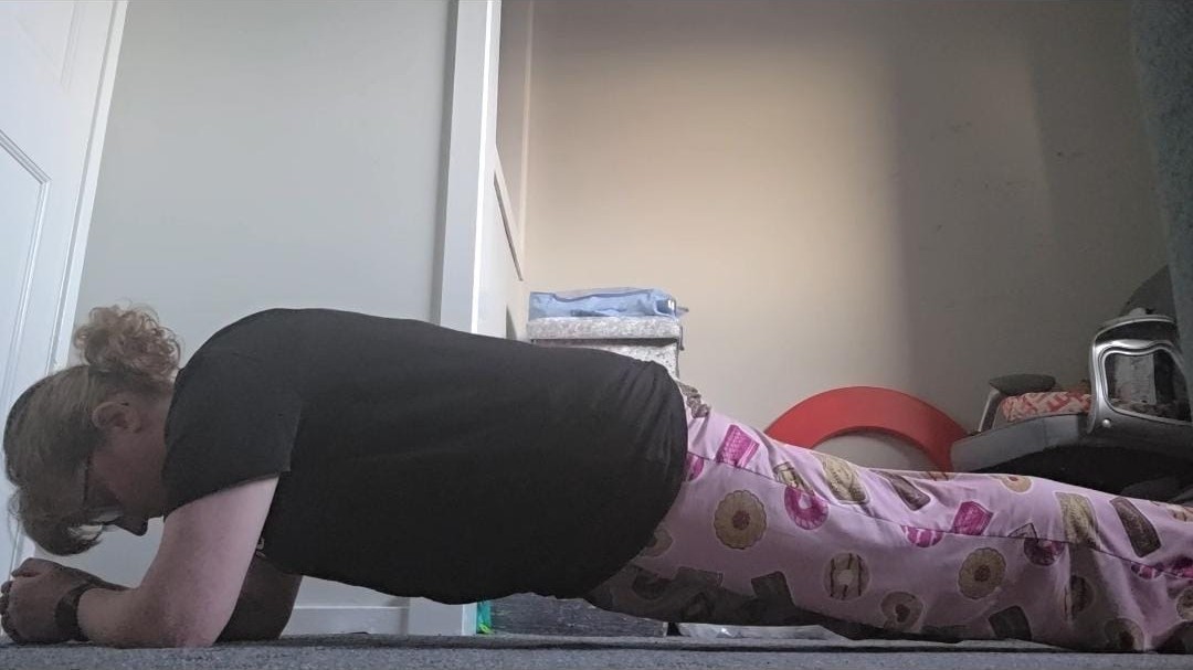 Lyndsey holding a forearm plank at home on day one of holds week